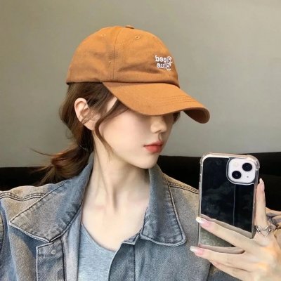 给小酒馆女子喝高杯酒